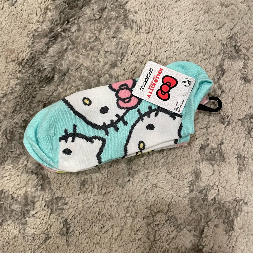 2 no show Hellokitty socks